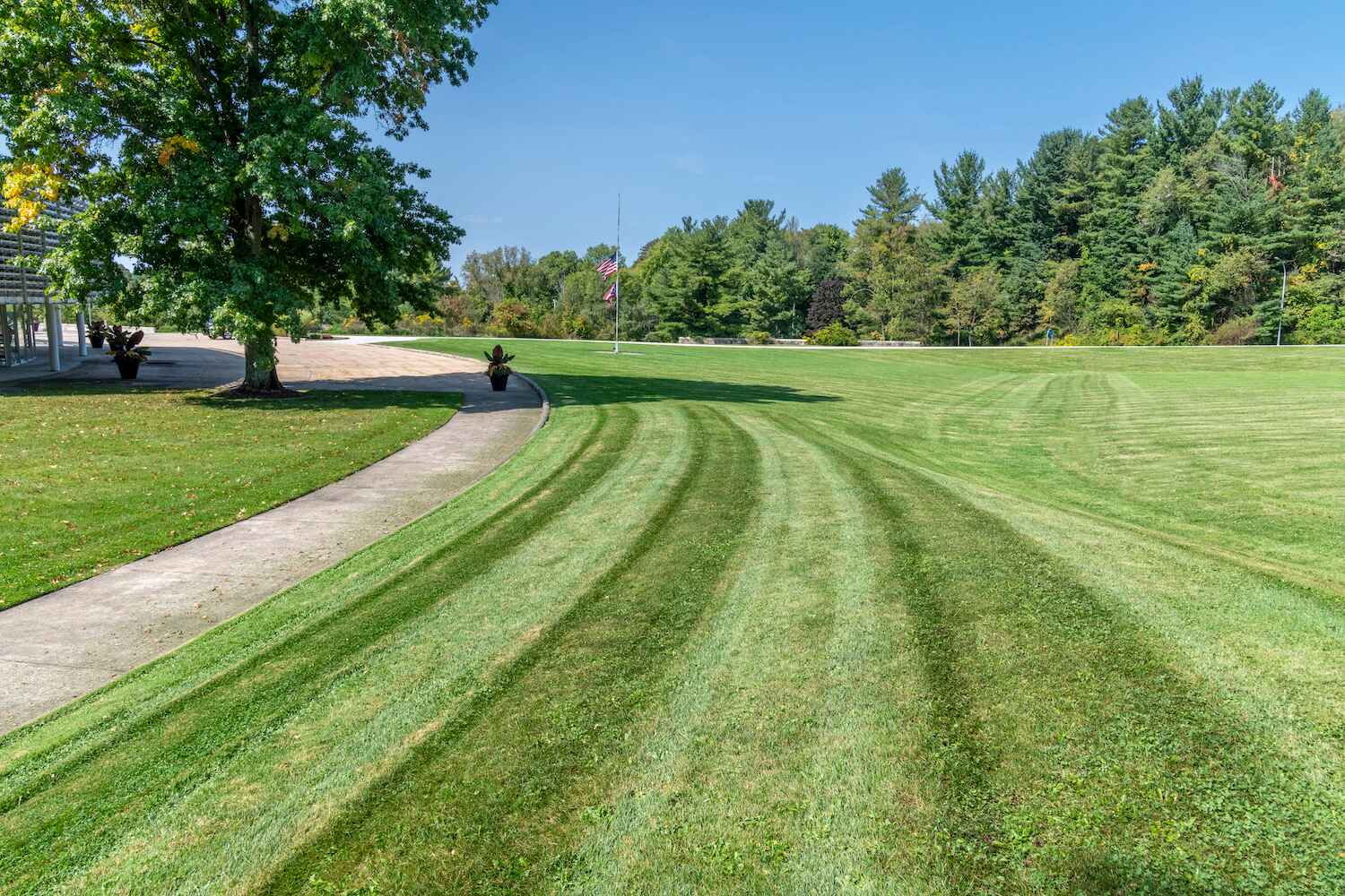 Routine landscape maintenance services for year-round beauty in Gates Mills, OH (1)